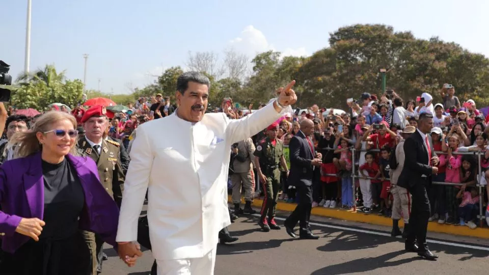 Maduro caminaba durante acto en Maracaibo, pero ante los insultos de la gente se montó en su camioneta +VIDEO