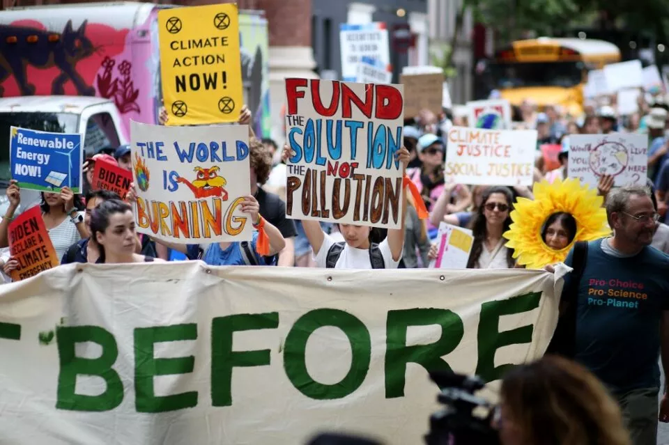 NUEVA YORK | Miles de personas pidieron acabar con el uso de combustibles fósiles