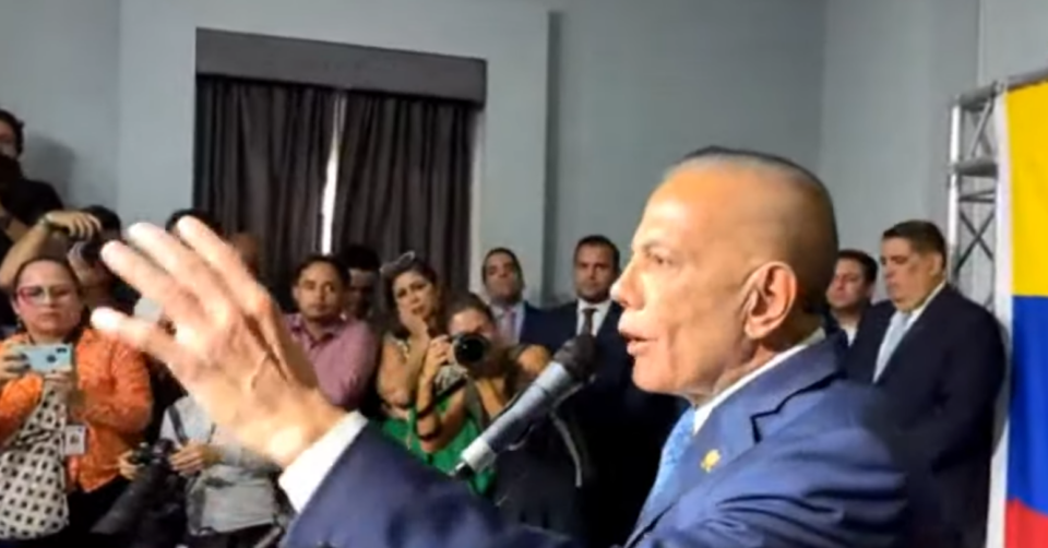 Manuel Rosales manifestó que debía tomar una decisión que era abrir un espacio para que los venezolanos pudieran votar y así evitar una abstención, por esta razón, alegó que se postuló ante el Consejo Nacional Electoral