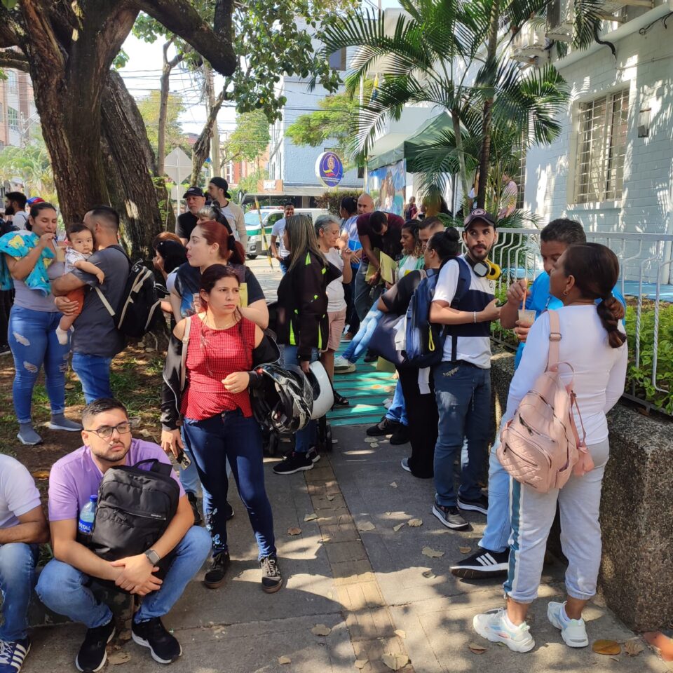 Este lunes, 18 de marzo, luego que diera inicio la jornada especial de inscripción y actualización del Registro Electoral (RE) para las elecciones presidenciales en Venezuela, el personal consular en el Consulado de Medellín en Colombia notificó que "no ha recibido instrucciones ni equipos necesarios".