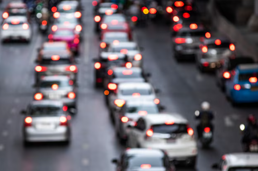 Congestión vehicular en Key Biscayne y adyacencias de Miami por trabajos en la vía carros