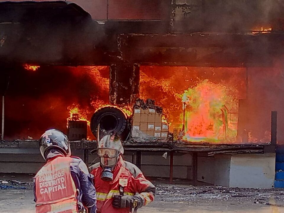 Reportan incendio en instalaciones de Firestone la mañana de este 29Abr