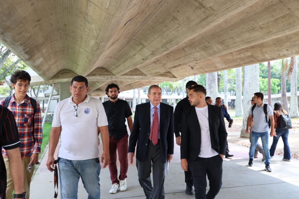 Edmundo González Urrutia caminó por los pasillos de la UCV este 15May