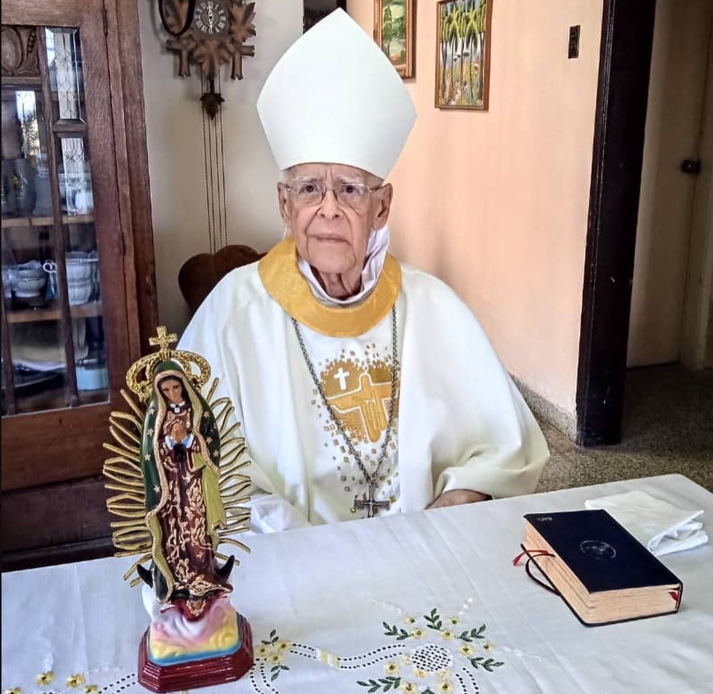 Monseñor Roberto Lückert fue intubado por complicaciones del COVID-19