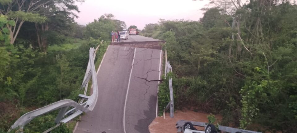 Desplome de puente en carretera Falcón-Zulia deja un fallecido y tres heridos