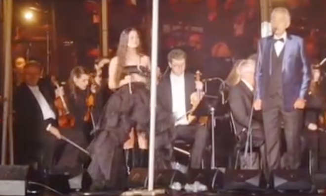 Joaquina cantó "Vivo por ella" junto a Andrea Bocelli +VIDEO