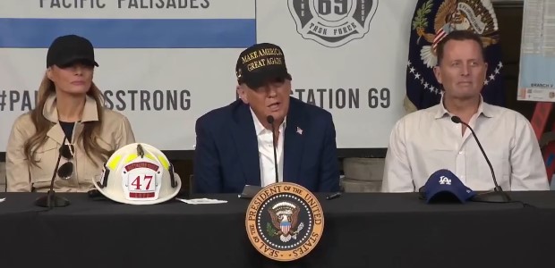 Trump anunció orden ejecutiva para ayudar a combatir los incendios forestales en el sur de California