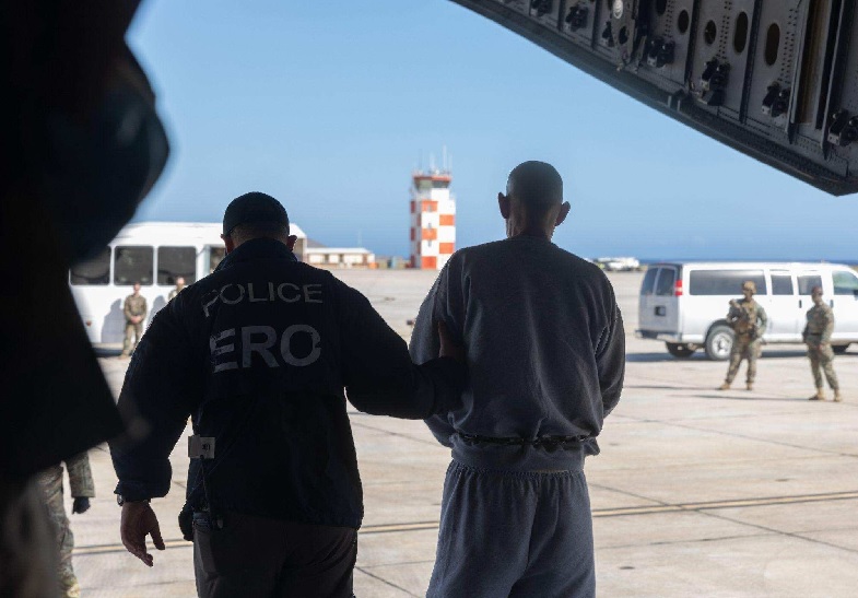 Juez federal rechazó bloquear el envío de migrantes a Guantánamo