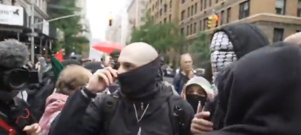 Reportan choques entre manifestantes pro-Palestina y policías afuera del Met Gala