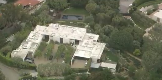 Arrestan a hombre tras chocar su vehículo contra la casa de Jennifer Aniston en Los Ángeles