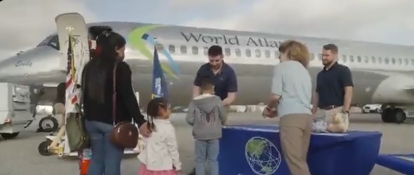 EE.UU. realizó el primer vuelo con migrantes que decidieron "autodeportarse"
