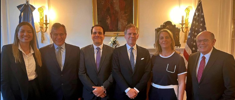 Embajada argentina en EE.UU. recibió visita de los cinco asilados rescatados