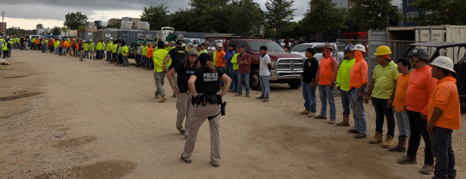 ICE detiene a más de 100 migrantes, incluidos venezolanos, en sitios de construcción en Florida