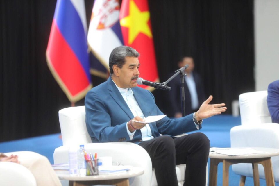 Maduro promete "garantías" a inversionistas internacionales: “Venezuela no depende de licencias”