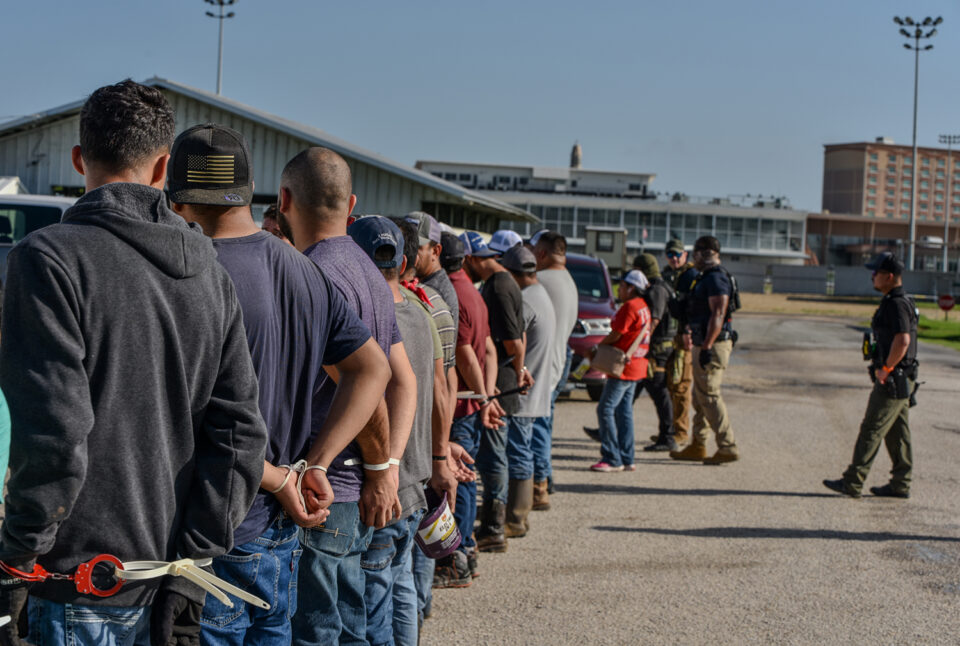 CBS News: ICE mantiene a 59.000 inmigrantes detenidos, casi la mitad sin antecedentes penales