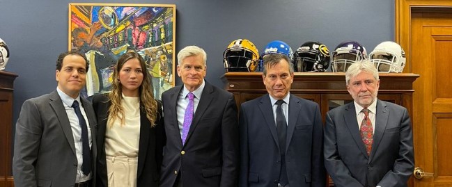 Tres de los cinco rescatados en embajada argentina se reunieron con el senador Bill Cassidy