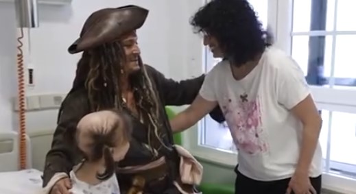 Johnny Depp visitó hospital infantil en España vestido como el capitán Jack Sparrow